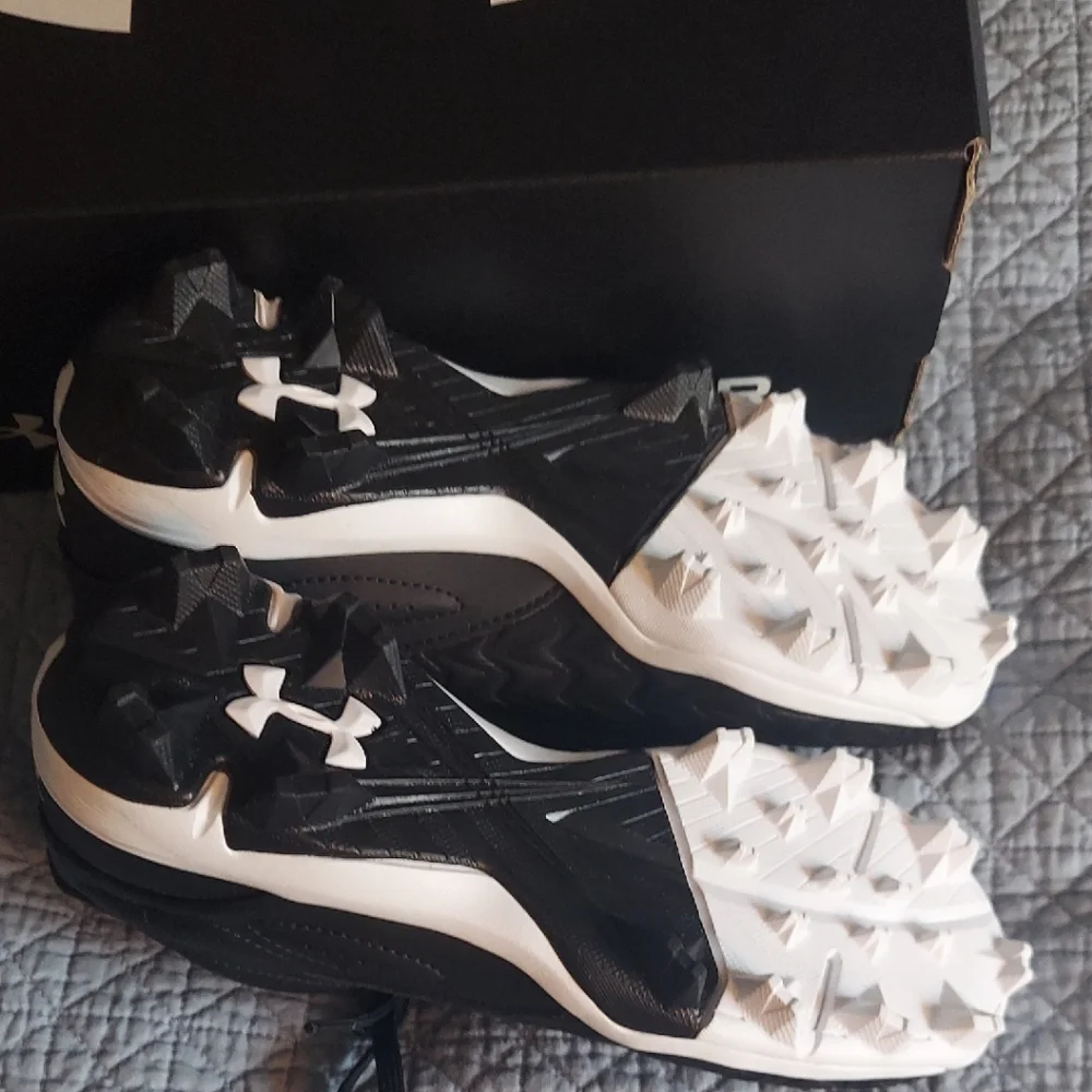 Under Armour Black Athletic Cleats - Picture 3 of 6